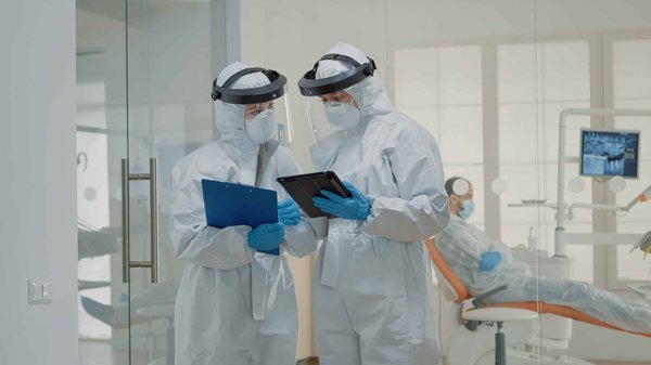 Quelles sont les mesures de sécurité mises en place dans les cliniques dentaires du Plateau Mont-Royal en réponse à la pandémie ?