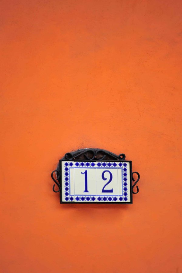 Comment choisir la plaque signalétique idéale pour numéroter ma maison?