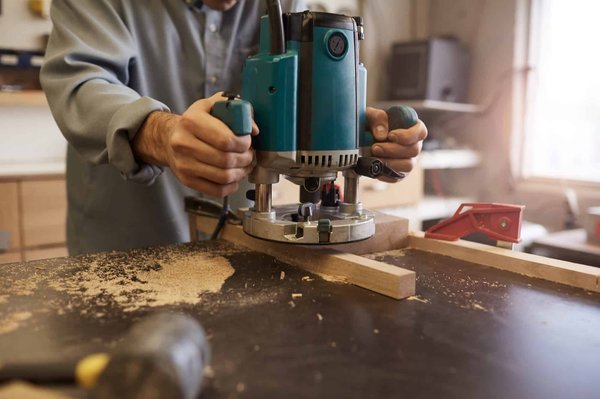 Maîtriser la scie plongeante : techniques et astuces