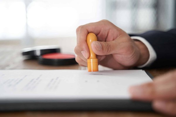 Quels types d'établissements bancaires peuvent diminuer les frais bancaires d'un client ?